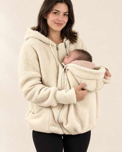 Mama trägt die Kuscheljacke in Apricot mit Baby im Babyeinsatz