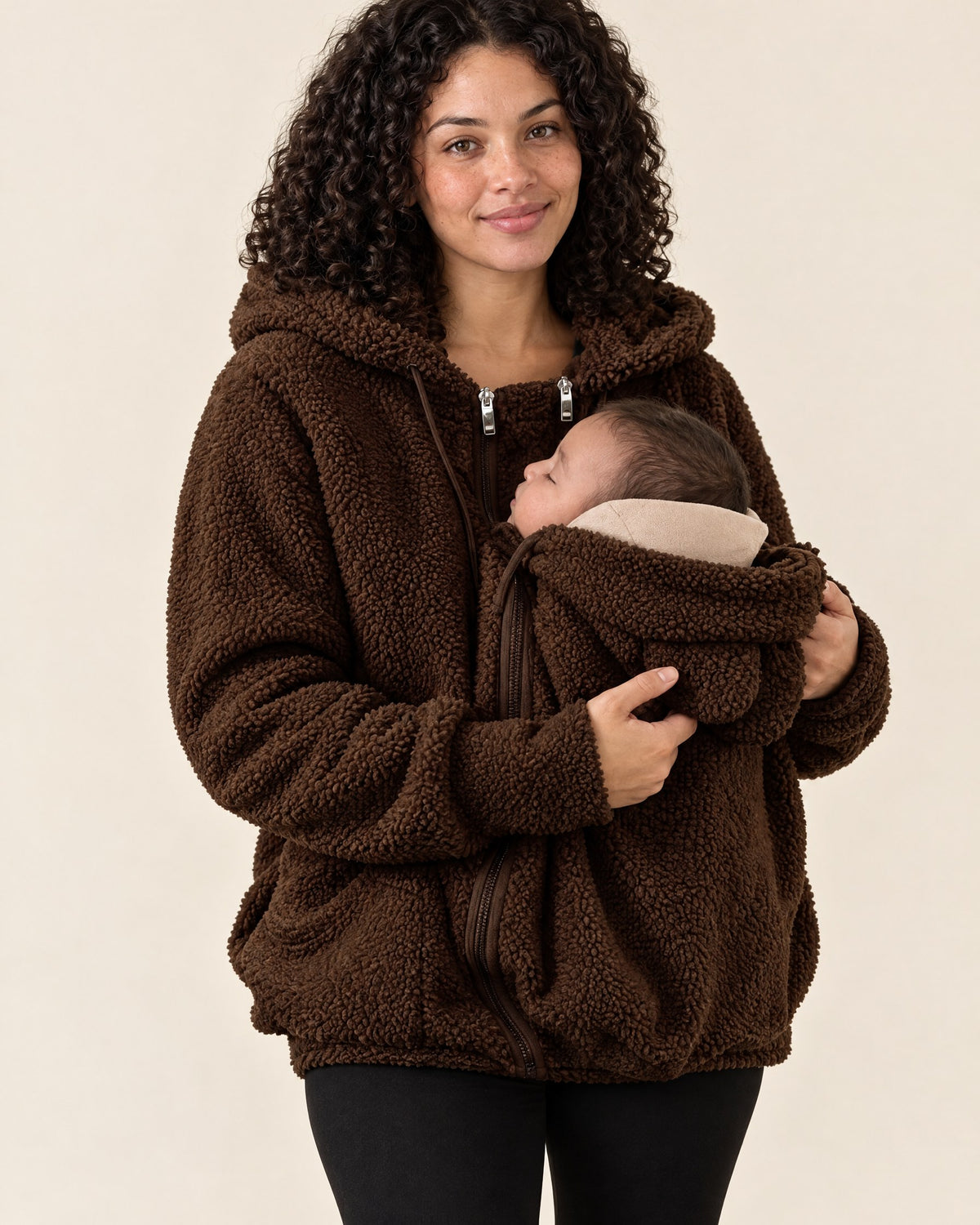 Mama trägt die Kuscheljacke in Braun mit Baby im Babyeinsatz
