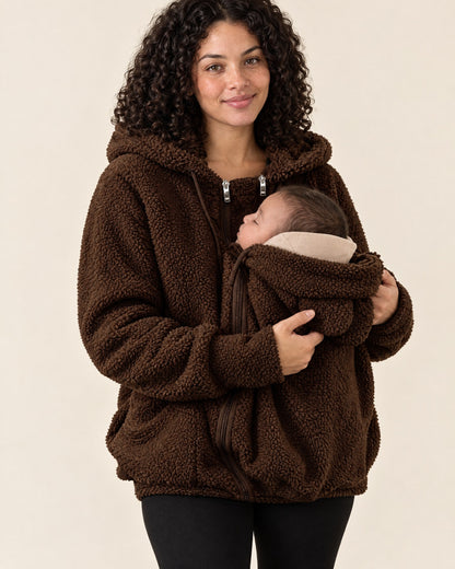 Mama trägt die Kuscheljacke in Braun mit Baby im Babyeinsatz