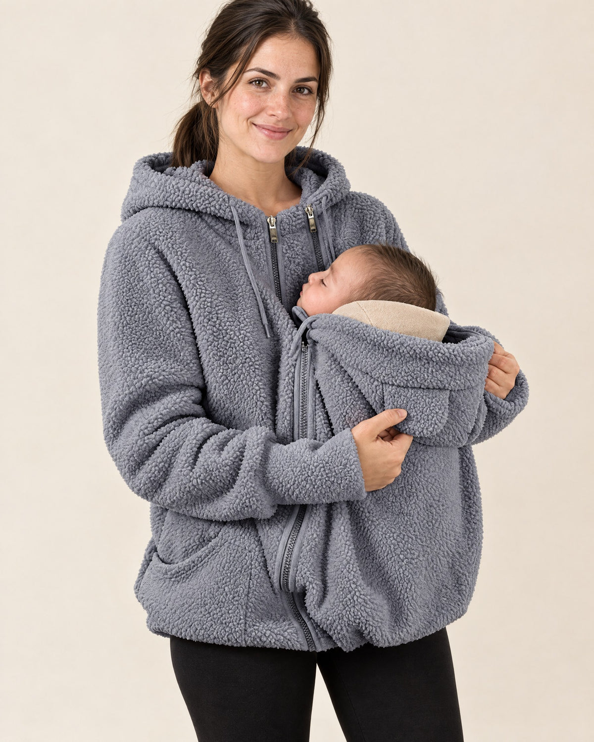 Mama trägt die Kuscheljacke in Grau mit Baby im Babyeinsatz