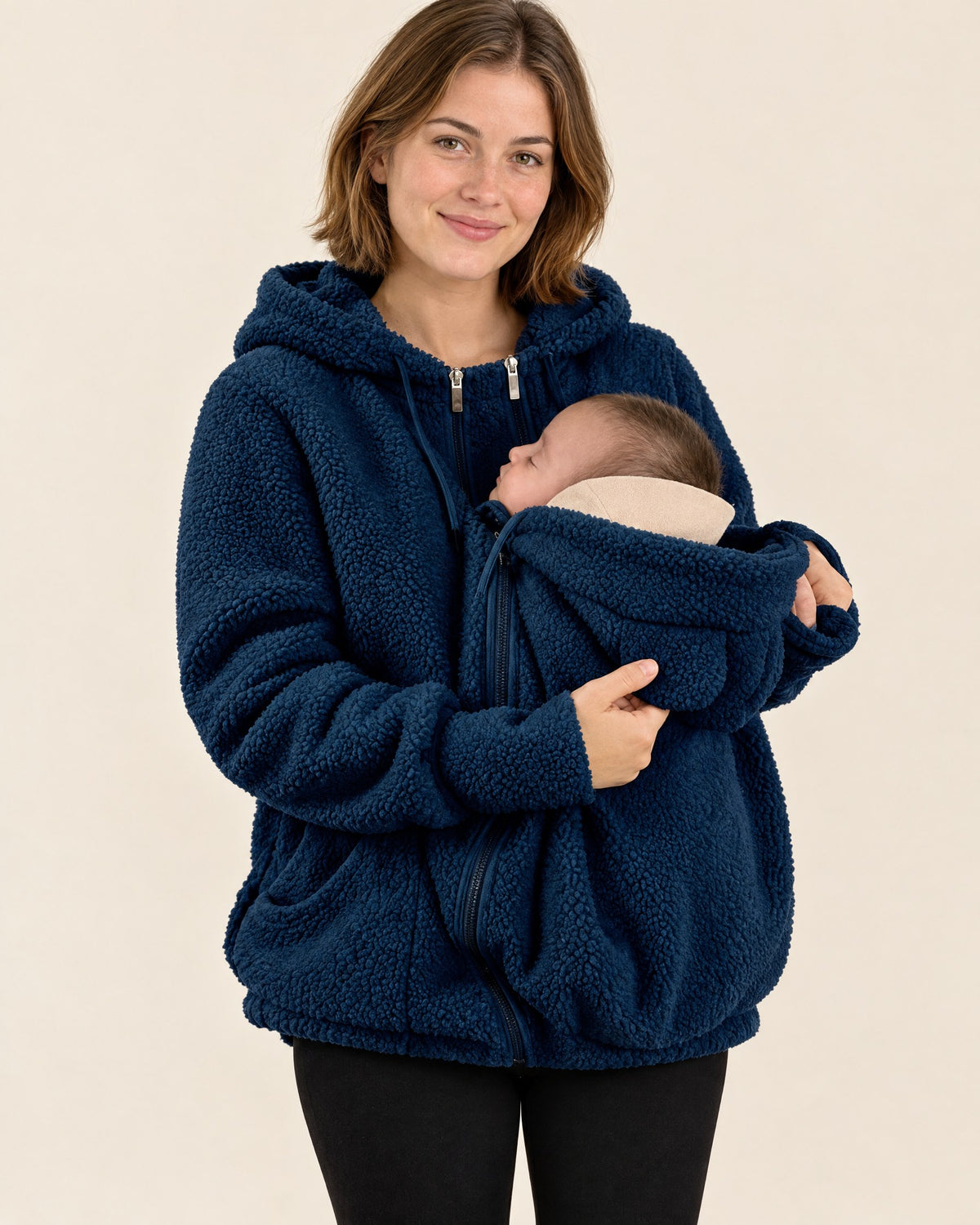 Mama trägt die Kuscheljacke in Marineblau mit Baby im Babyeinsatz
