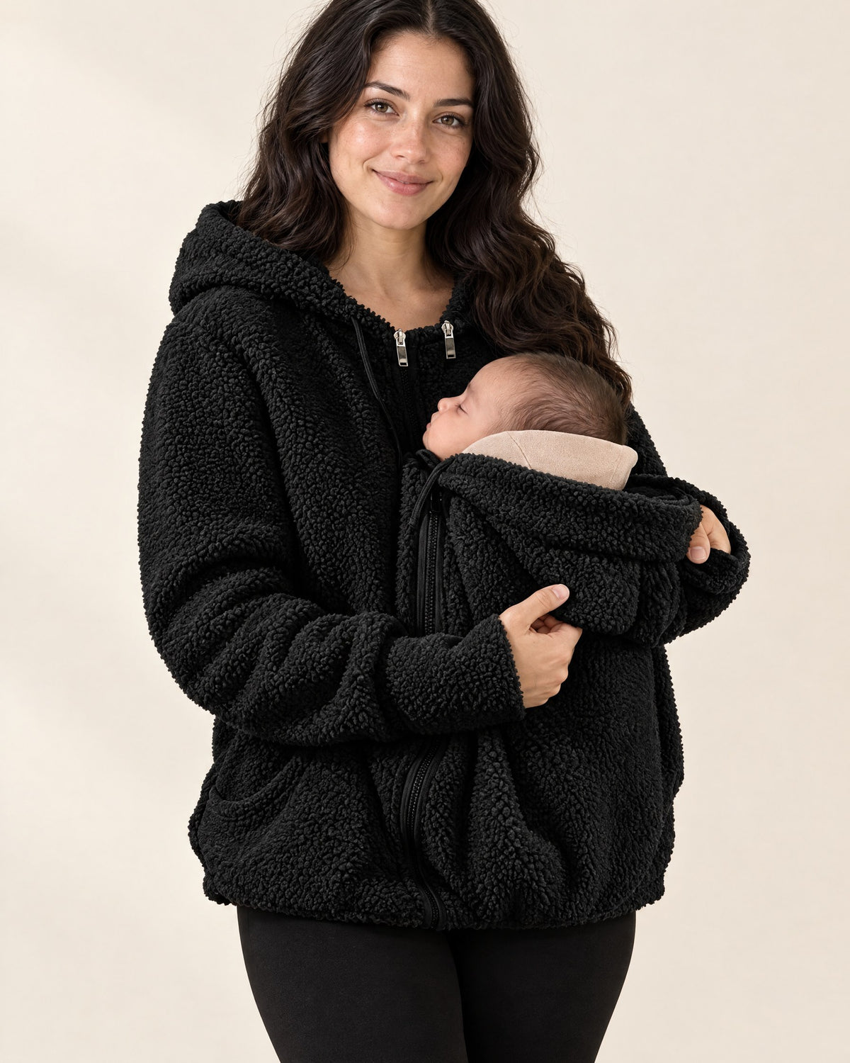 Mama trägt die Kuscheljacke in Schwarz mit Baby im Babyeinsatz