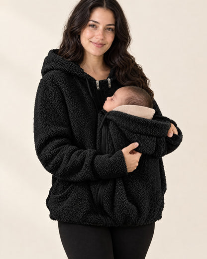 Mama trägt die Kuscheljacke in Schwarz mit Baby im Babyeinsatz