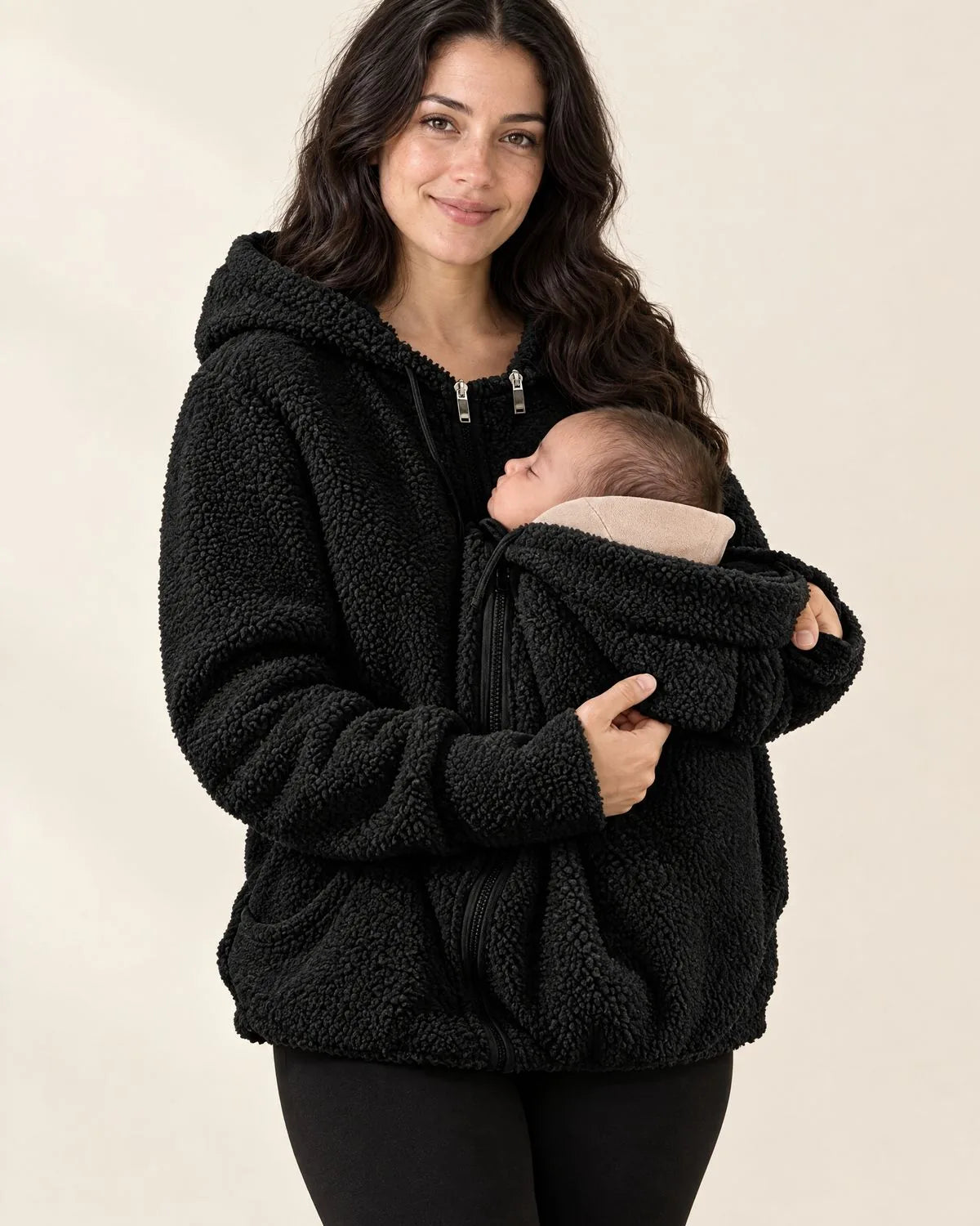 Kuscheljacke in Schwarz, getragen mit Baby