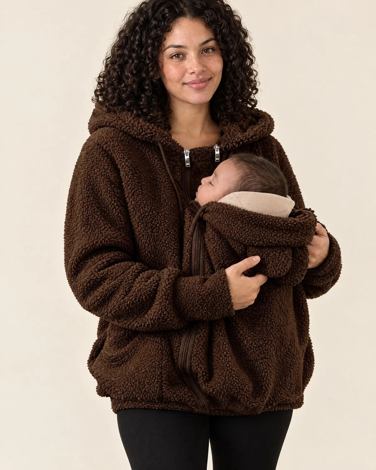 Kuscheljacke in Braun, getragen mit Baby