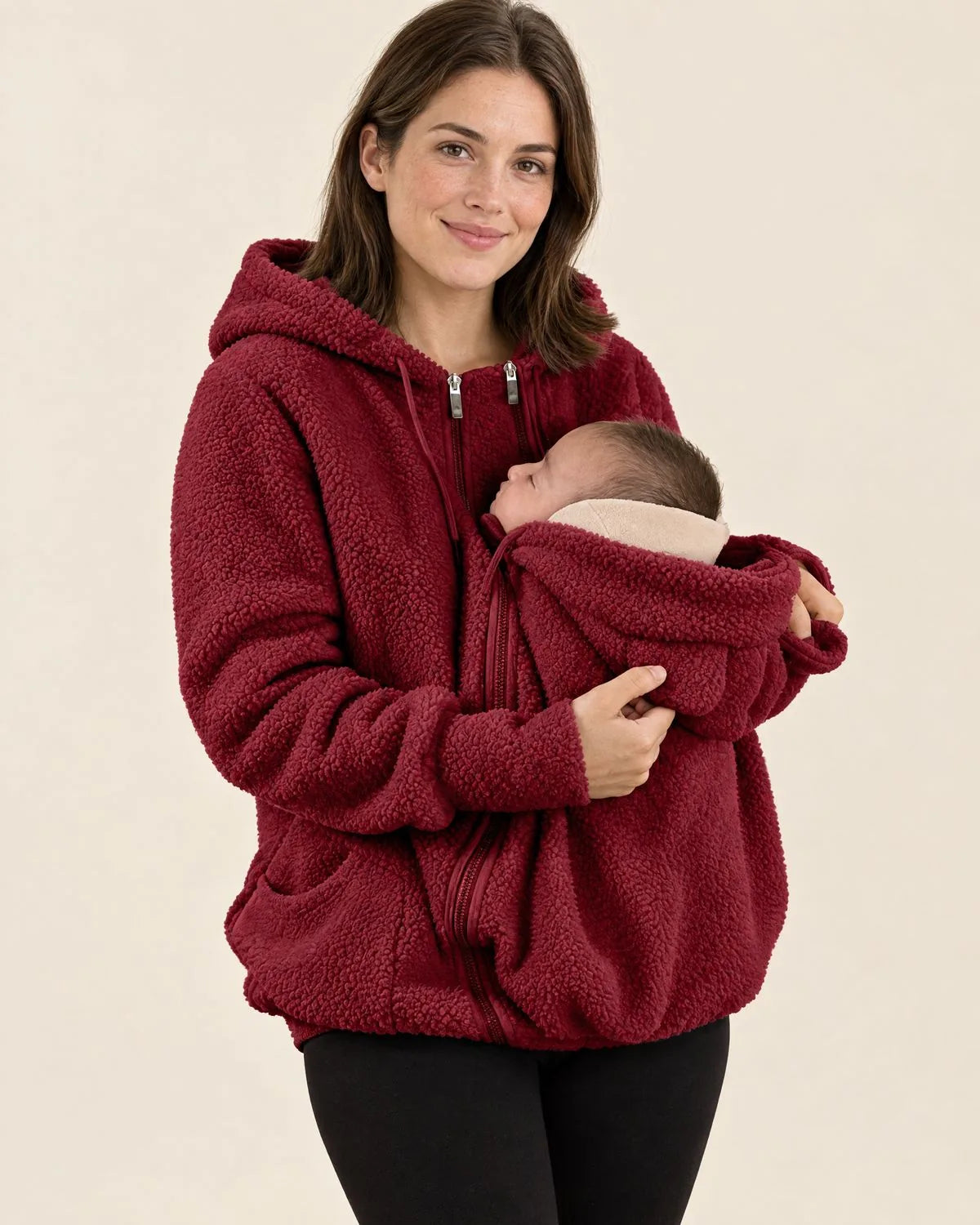 Kuscheljacke in Dunkelrot, getragen mit Baby