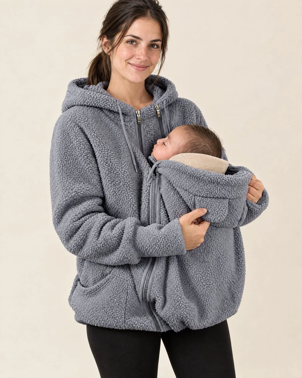 Kuscheljacke in Grau, getragen mit Baby