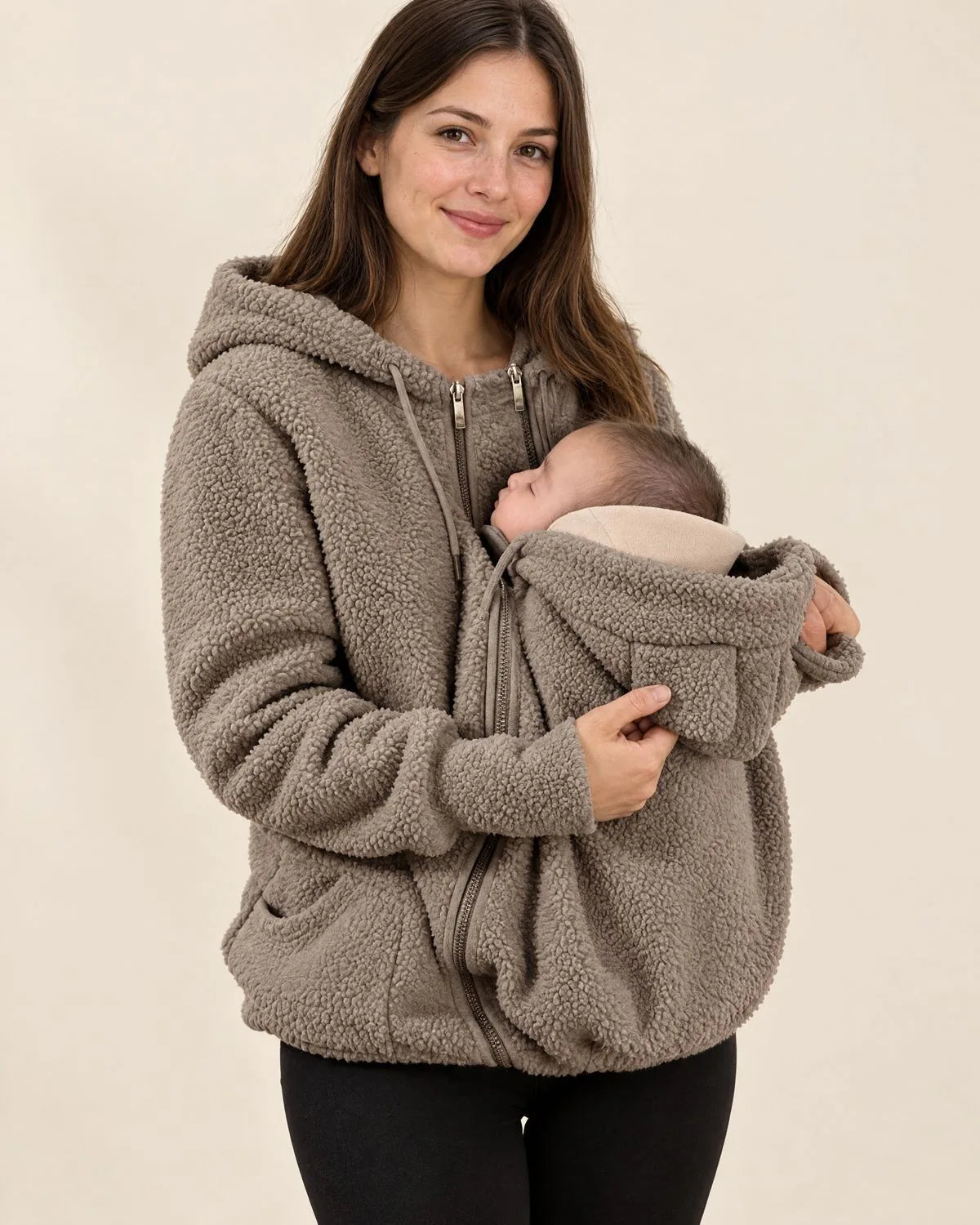 Kuscheljacke in Khaki, getragen mit Baby