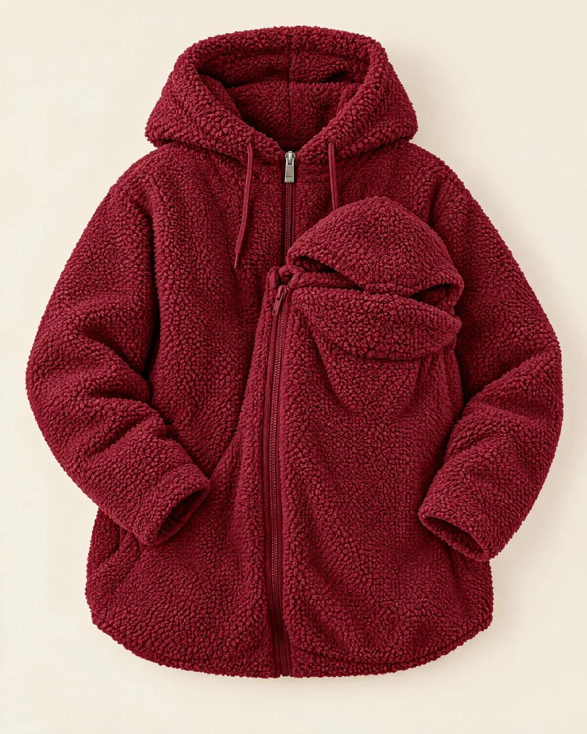 Kuscheljacke in Dunkelrot, liegend mit Babyeinsatz