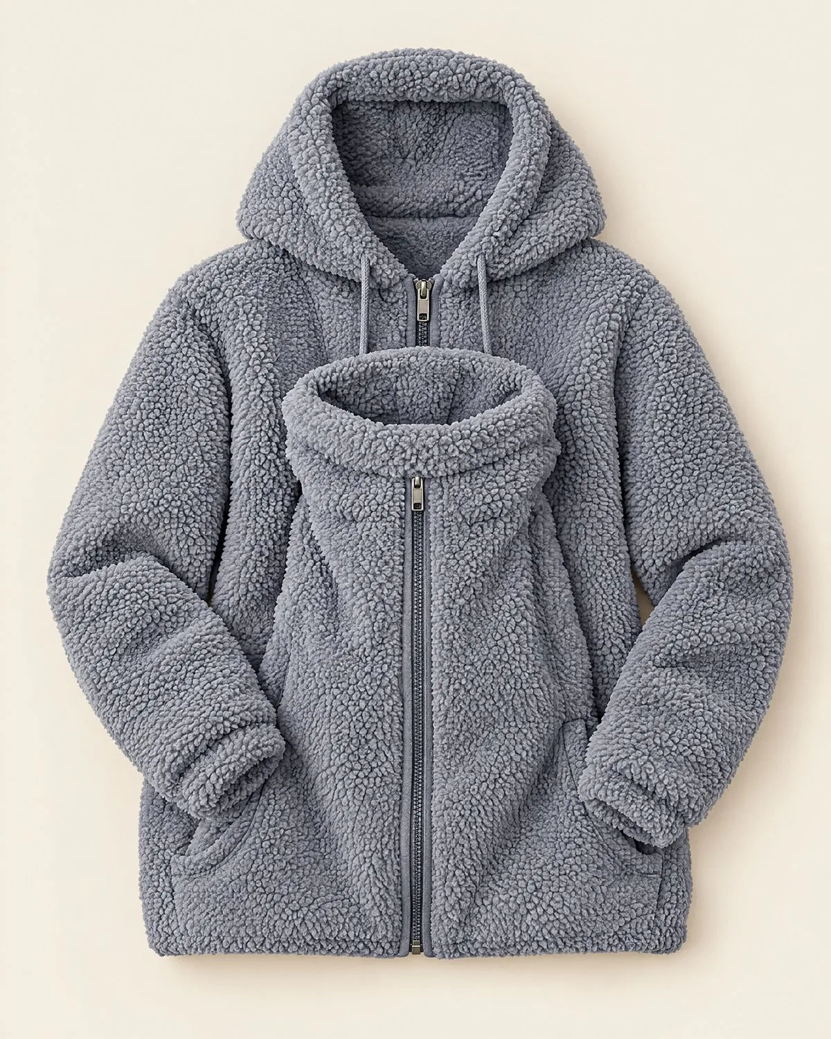 Kuscheljacke in Grau, liegend mit Babyeinsatz