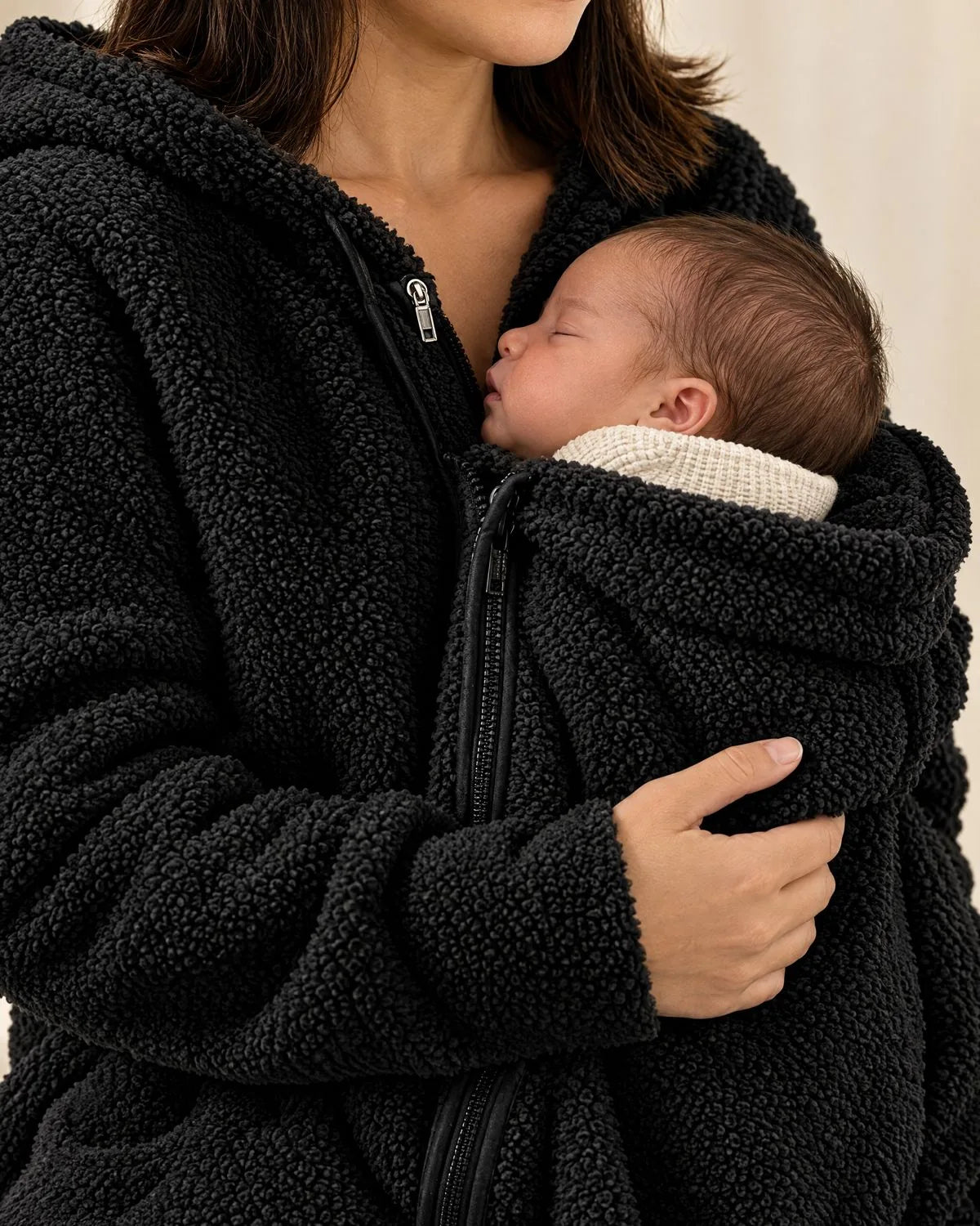 Baby schläft im Einsatz der schwarzen Jacke, Detail